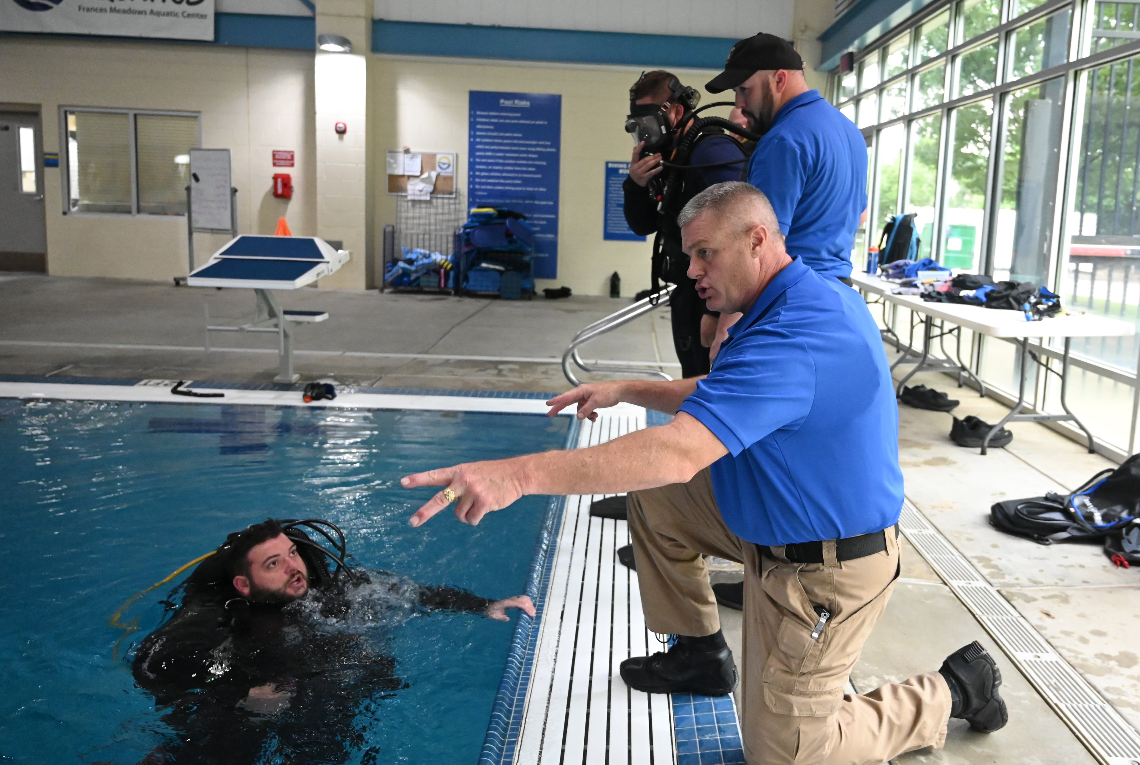 Lt. Chris Tempel, commander of the Hall County Sheriff's Office's dive team, instructs members during a training session. (Hyosub Shin / AJC)
