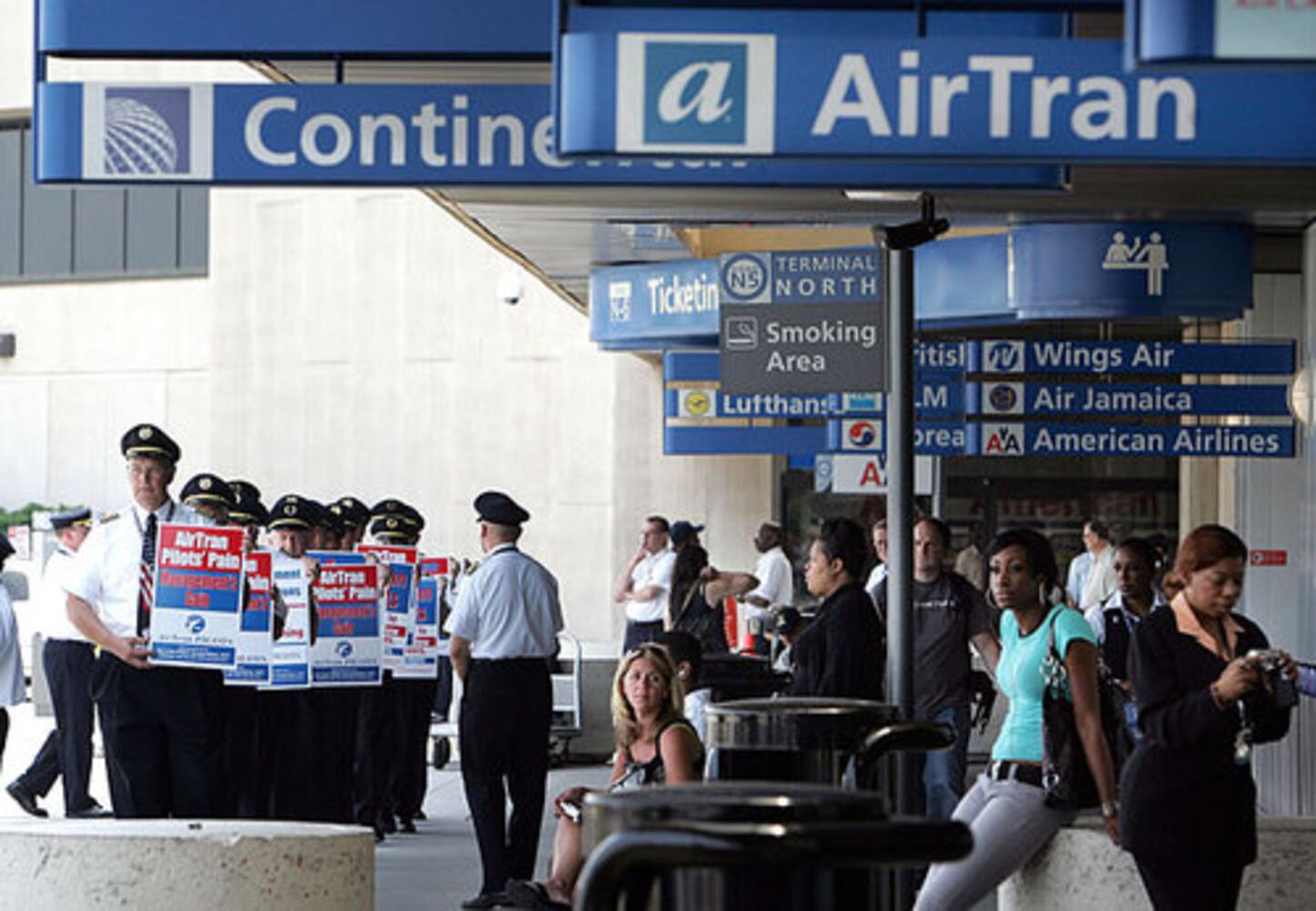 AirTran pilots picket