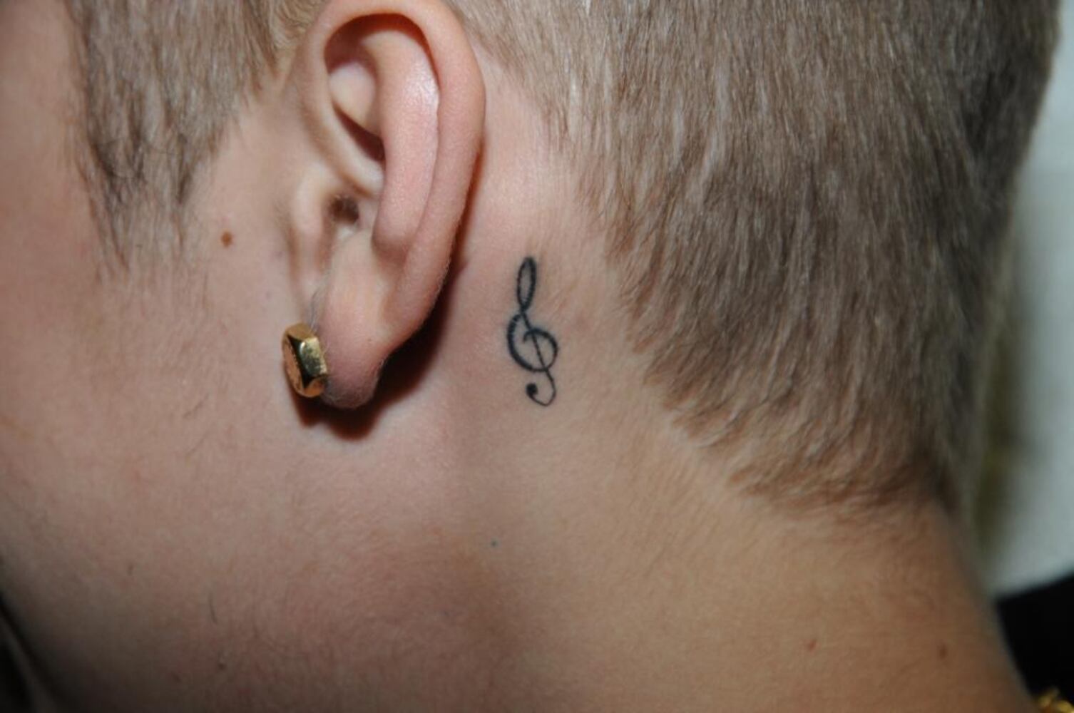 Pop star arrested for DUI, resisting arrest & driving with expired license