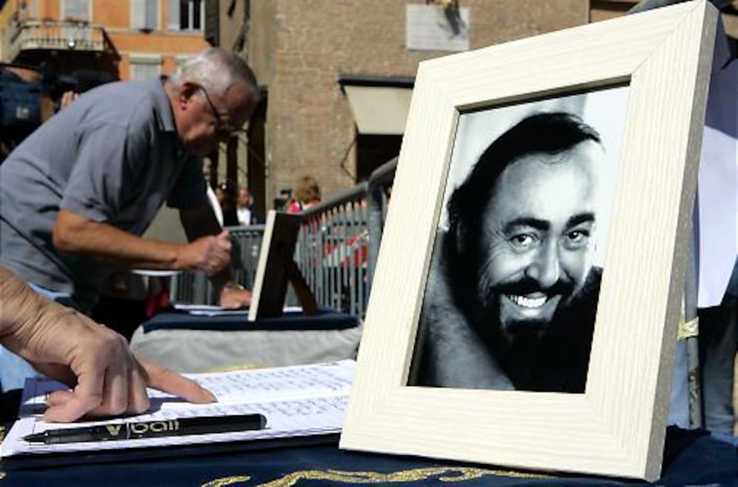 World mourns Pavarotti