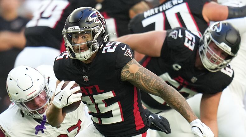 Atlanta Falcons running back Tyler Allgeier (25) runs against the Arizona Cardinals during the first half of an NFL football game, Sunday, Dec. 21, 2025, in Glendale, Ariz. (AP Photo/Rick Scuteri)