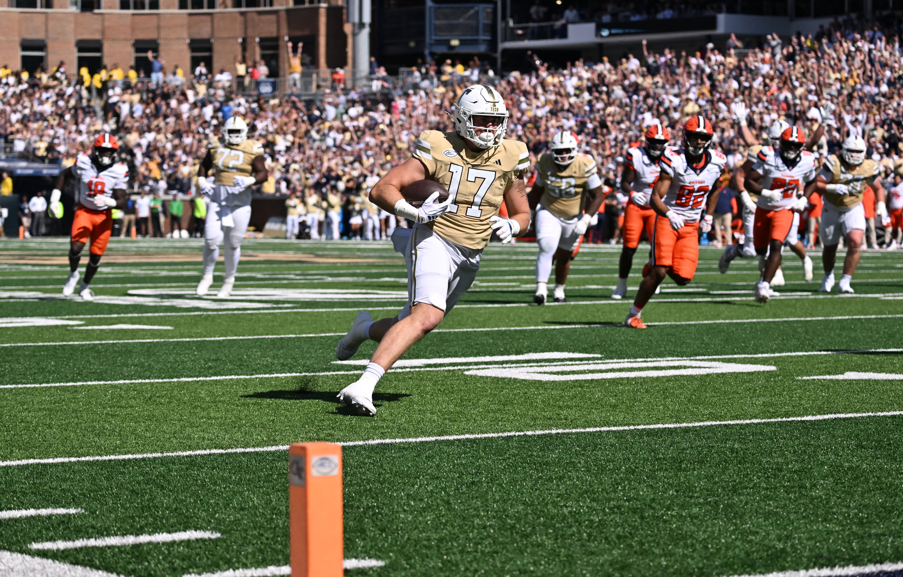 Georgia Tech tight end Josh Beetham (17) runs for a touchdown after a catch during the first half of an NCAA college football game at Bobby Dodd Stadium, Saturday, October 25, 2025 in Atlanta. (Hyosub Shin / AJC)