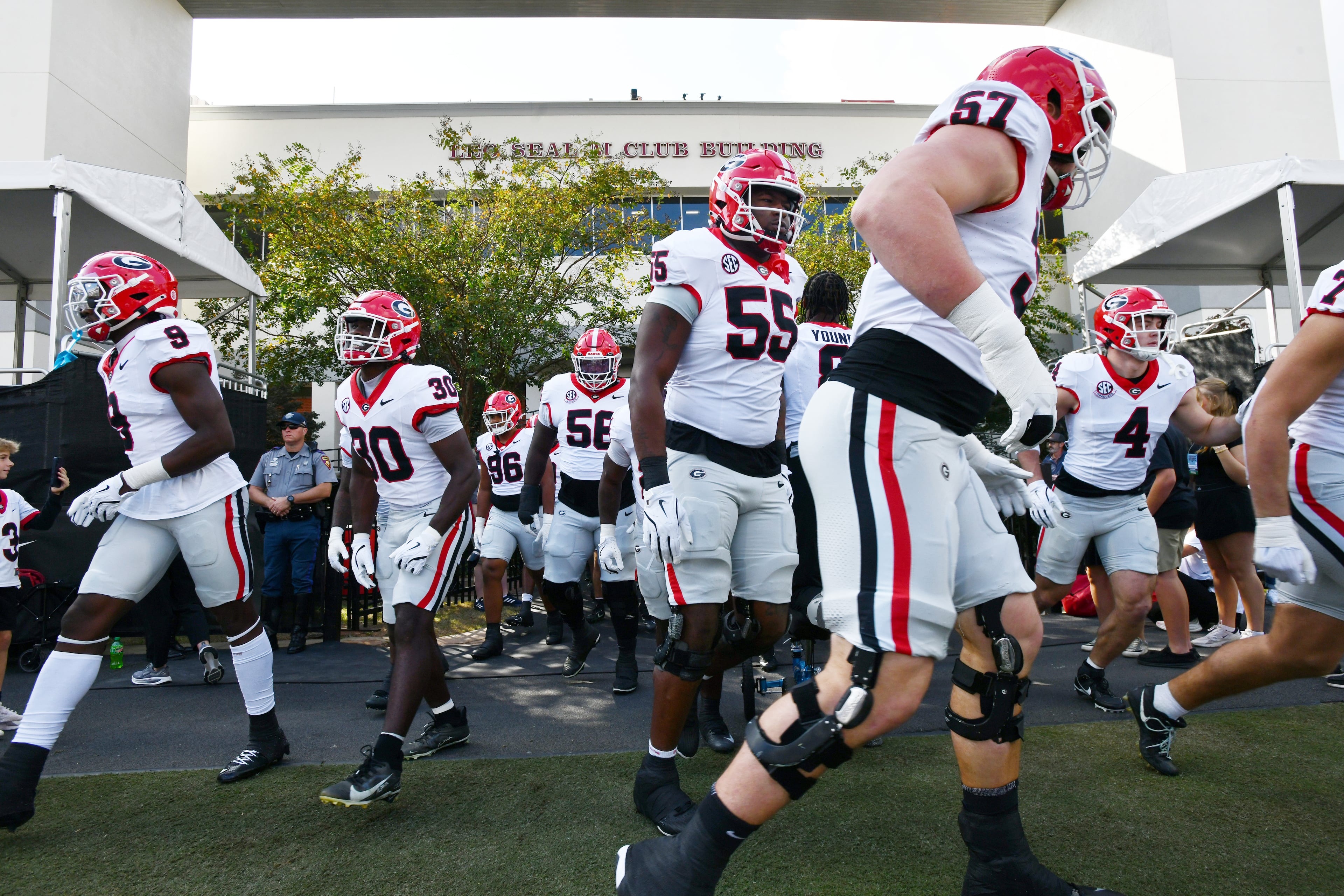 Georgia players take on the field for pregame warm-up drills prior to an NCAA football game against Mississippi State at Davis Wade Stadium, Saturday, November 8, 2025, in Starkville, Mississippi. (Hyosub Shin / AJC)