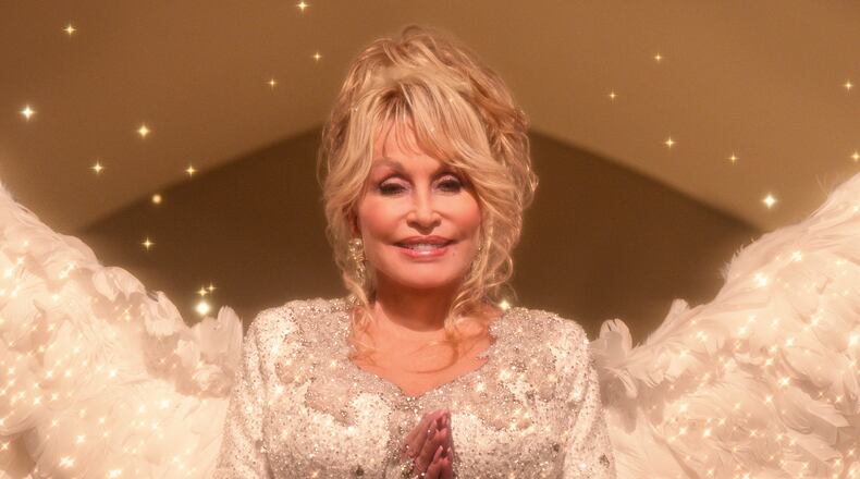 DOLLY PARTONÕS CHRISTMAS ON THE SQUARE (L to R) DOLLY PARTON as ANGEL in DOLLY PARTONÕS CHRISTMAS ON THE SQUARE Cr. COURTESY OF NETFLIX © 2020