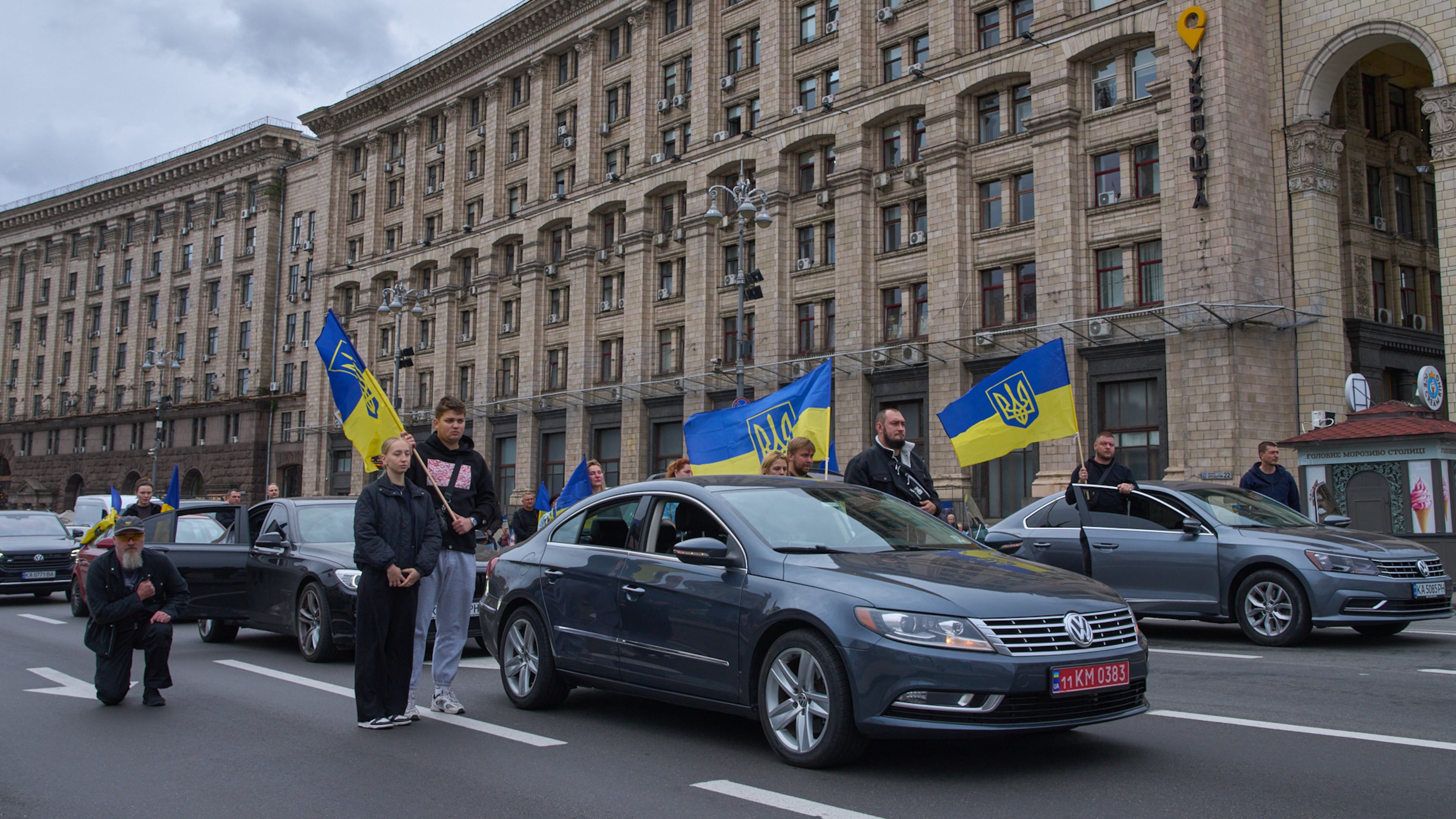 Motorists stop their cars to pay respect to a soldier who was killed in Russia-Ukraine war as a vehicle with his body drives along the city main Khreshchatyk Street in Kyiv, Ukraine, Wednesday, Sept. 24, 2025. (AP Photo/Efrem Lukatsky)
