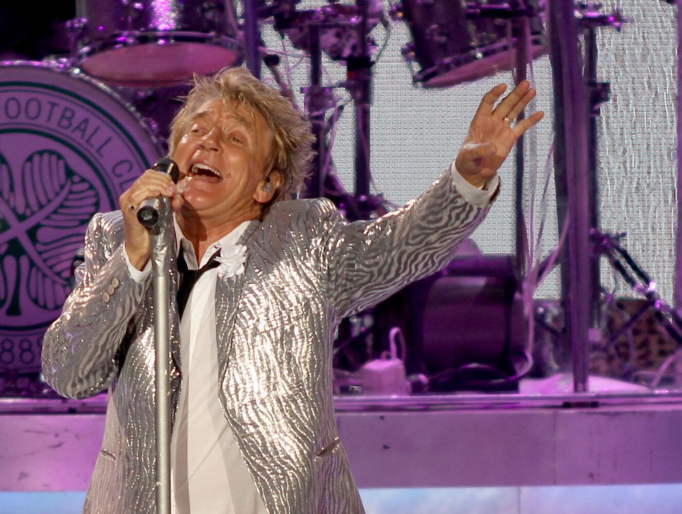 Rod Stewart plays Verizon Wireless Amphtiheatre