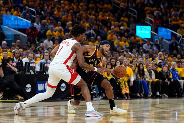 Golden State Warriors guard Moses Moody, right, moves the ball while defended by Houston Rockets forward Amen Thompson during the first half of Game 4 of an NBA basketball first-round playoff series Monday, April 28, 2025, in San Francisco. (AP Photo/Godofredo A. Vásquez)