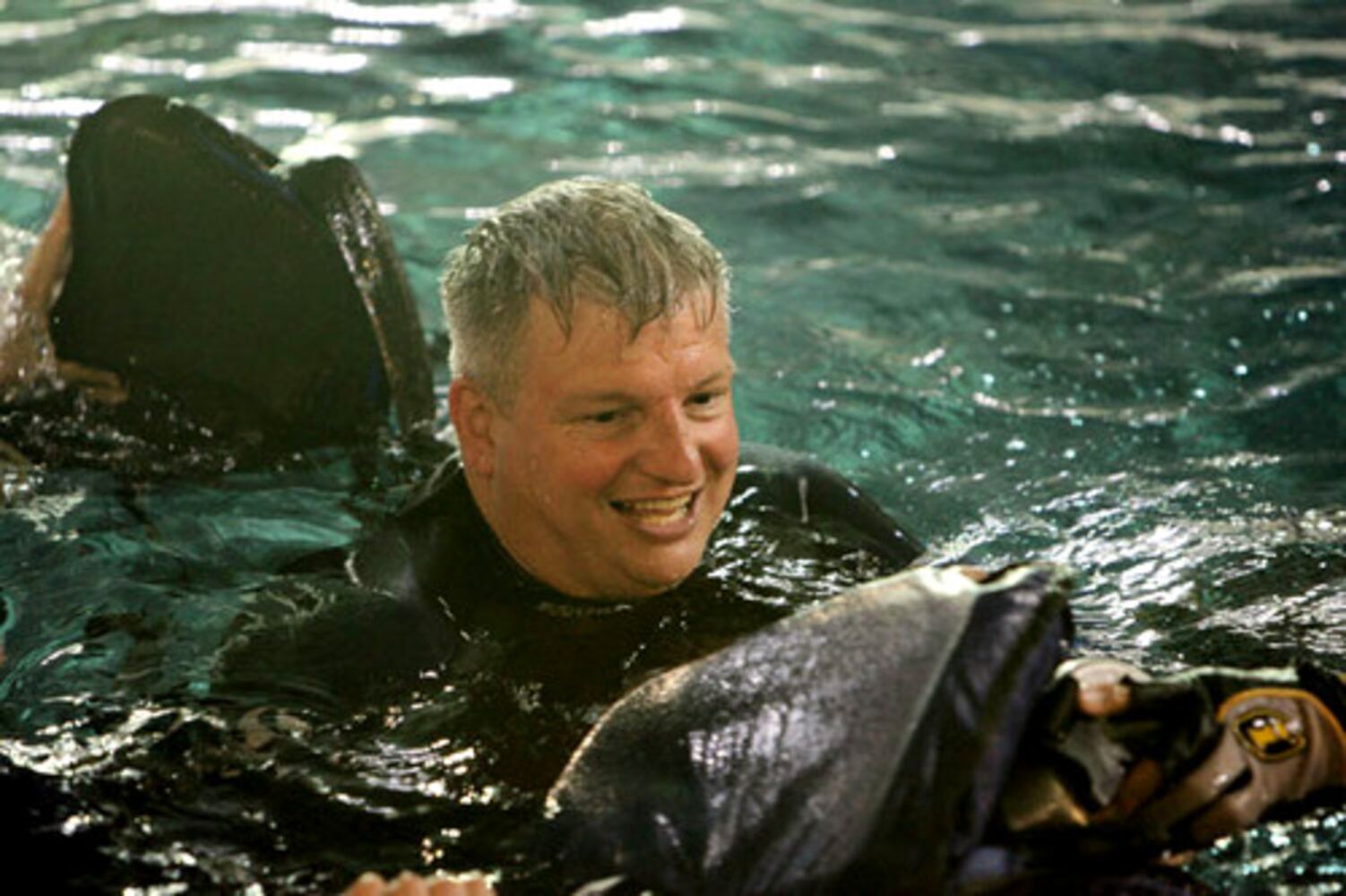 Veterans swim with the fishes at Georgia Aquarium