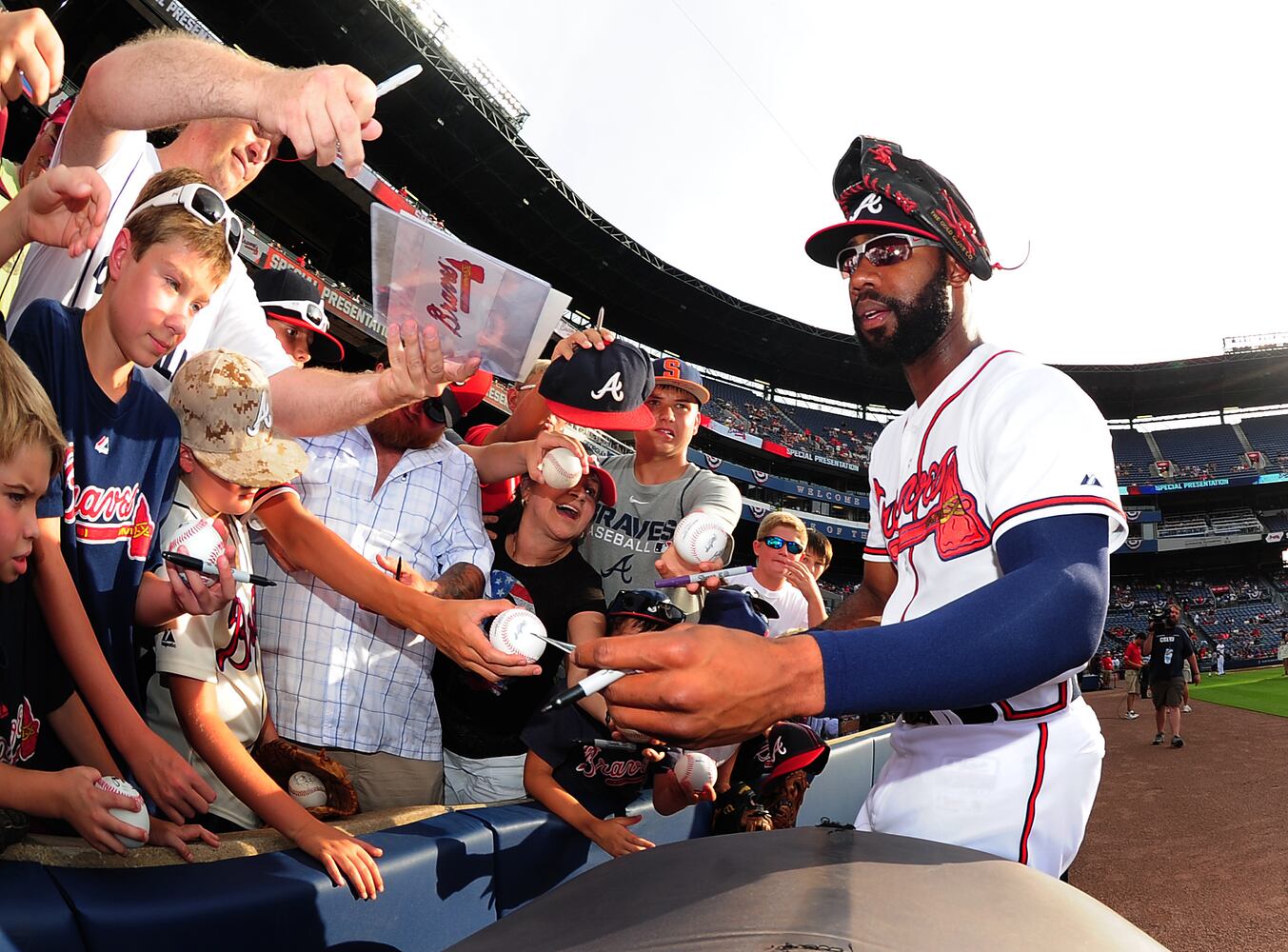 Heyward re-signed