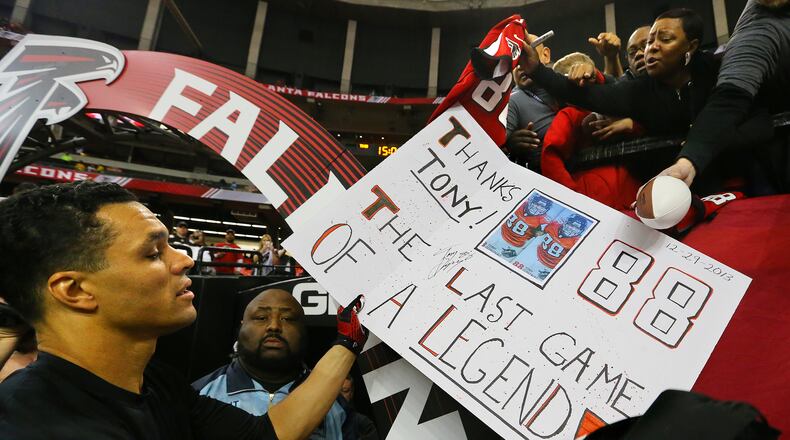 *** EARLY VISUAL LEDE**** 122913 ATLANTA: -- THE LAST GAME OF A LEGEND -- Falcons tight end Tony Gonzalez signs autographs for fans before playing the final game of his 17-year NFL career against the Panthers on Sunday, Dec. 29, 2013, in Atlanta. CURTIS COMPTON / CCOMPTON@AJC.COM
