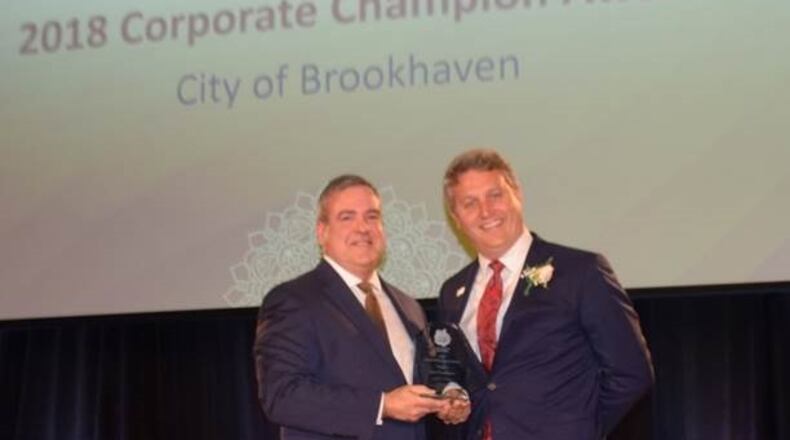 LAA Board Member UPS Willie Rivero presents the Corporate Champion Award to Brookhaven Mayor John Ernst.