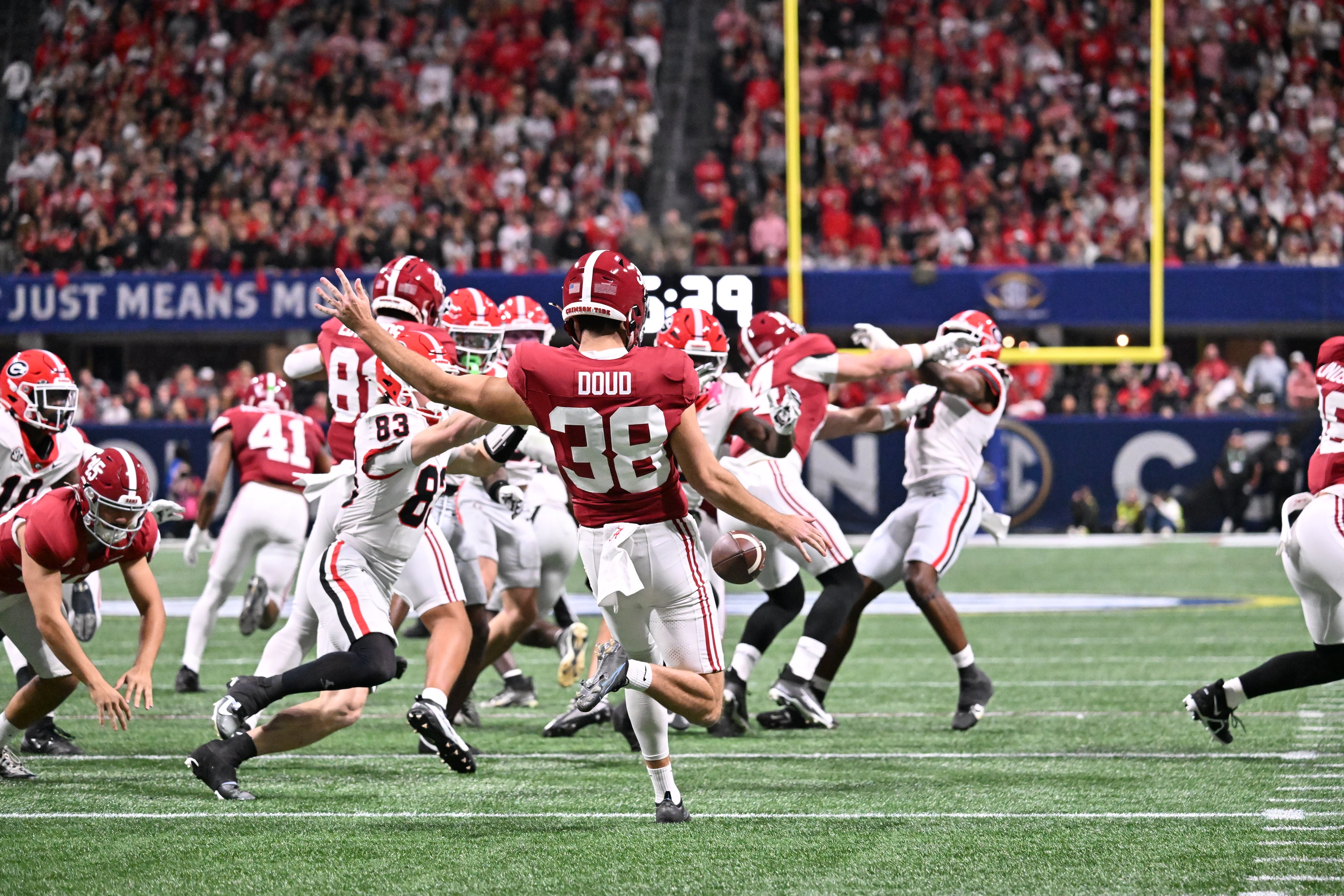 during the SEC Championship Game at Mercedes-Benz Stadium, Saturday, Dec. 6, 2025, in Atlanta. (Hyosub Shin / AJC)