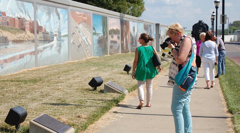 Tourists can often be seen snapping photos of the 50-plus murals that cover Paducah's floodwalls. (Lori Rackl/Chicago Tribune/TNS)