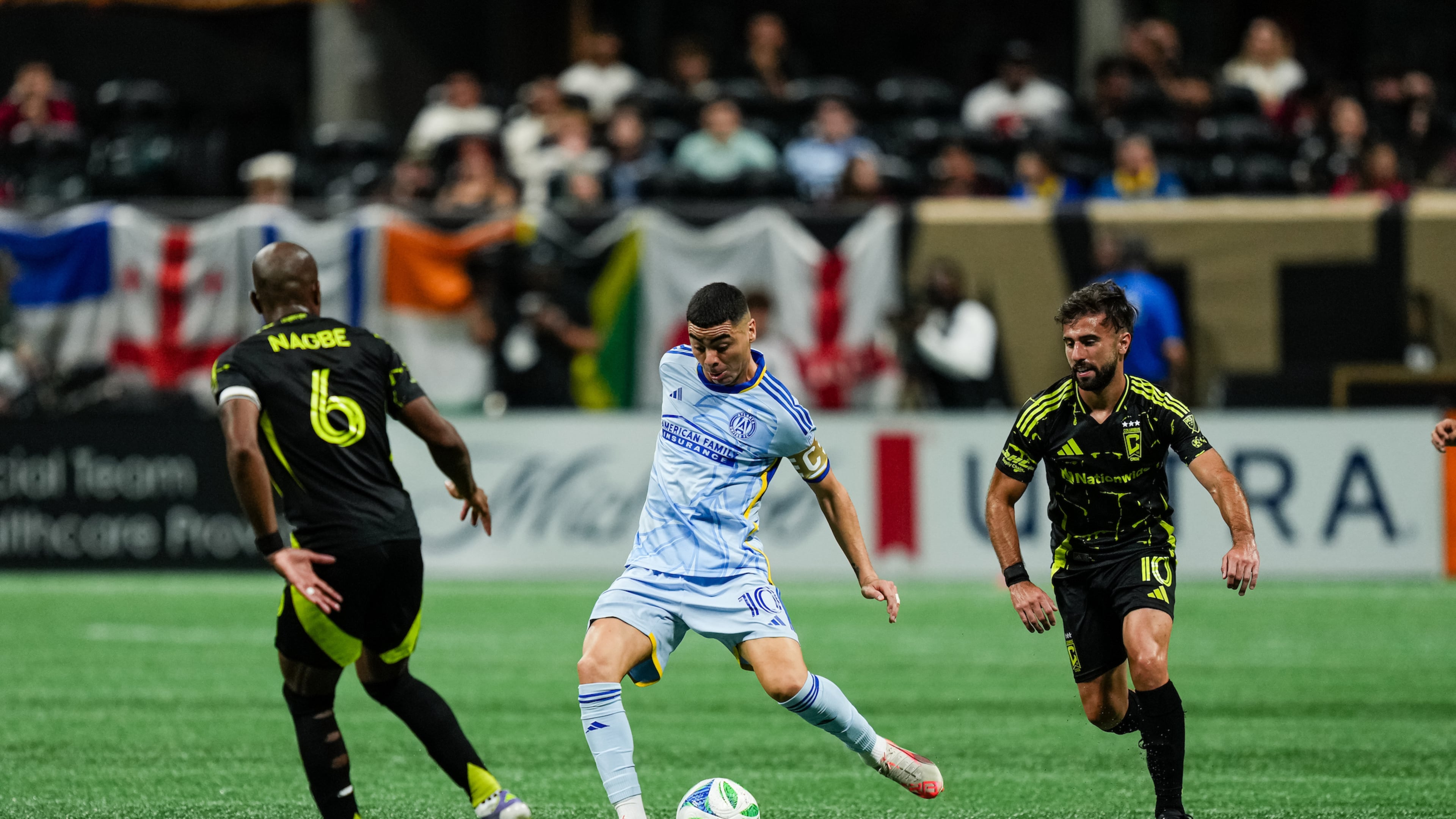 Atlanta United forward Miguel Almirón #10 kicks the ball during the match against Columbus Crew at Mercedes-Benz Stadium in Atlanta, GA on Saturday September 13, 2025. (Photo by Taylor McLaughlin/Atlanta United)