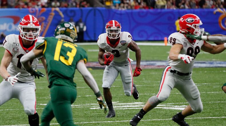 Georgia Bulldogs running back Zamir White (3) looks for running room.  Bob Andres  / bandres@ajc.com