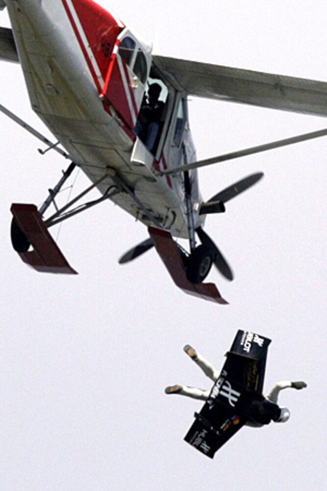 Rocket man' soars over Swiss Alps