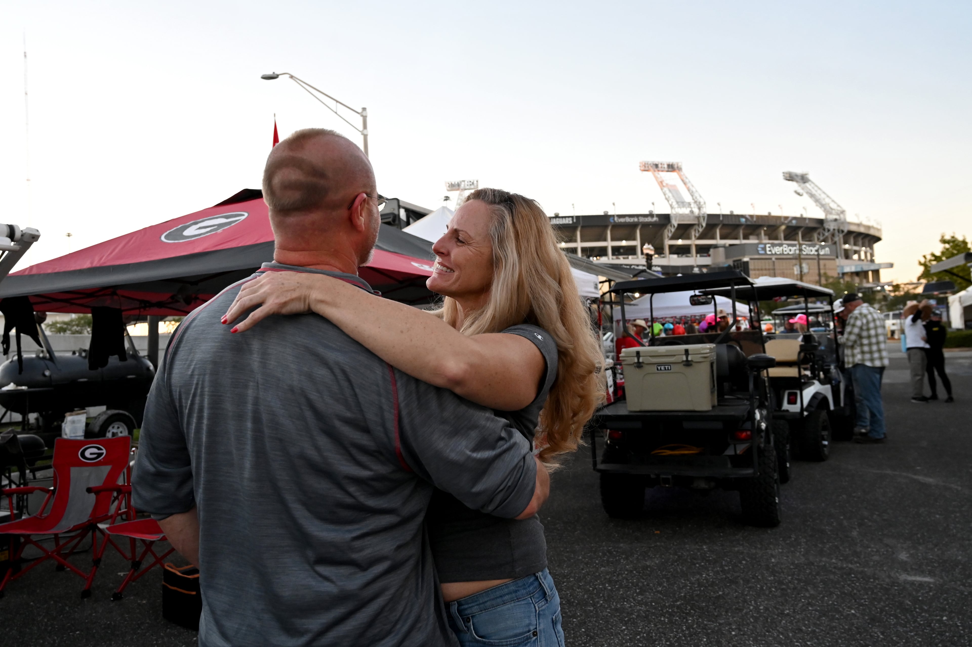 Georgia fans Vence Harbuck and his girlfriend Jody Dowling dance during tailgating ahead of the NCAA football game Saturday between Georgia and Florida in RV City outside EverBank Stadium, Friday, October 31, 2025, Jacksonville, Fla. (Hyosub Shin / AJC)