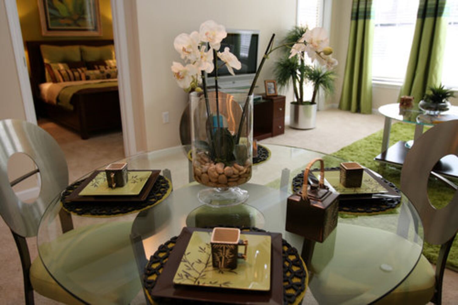 Designers face-off in $10,000 decorating challenge