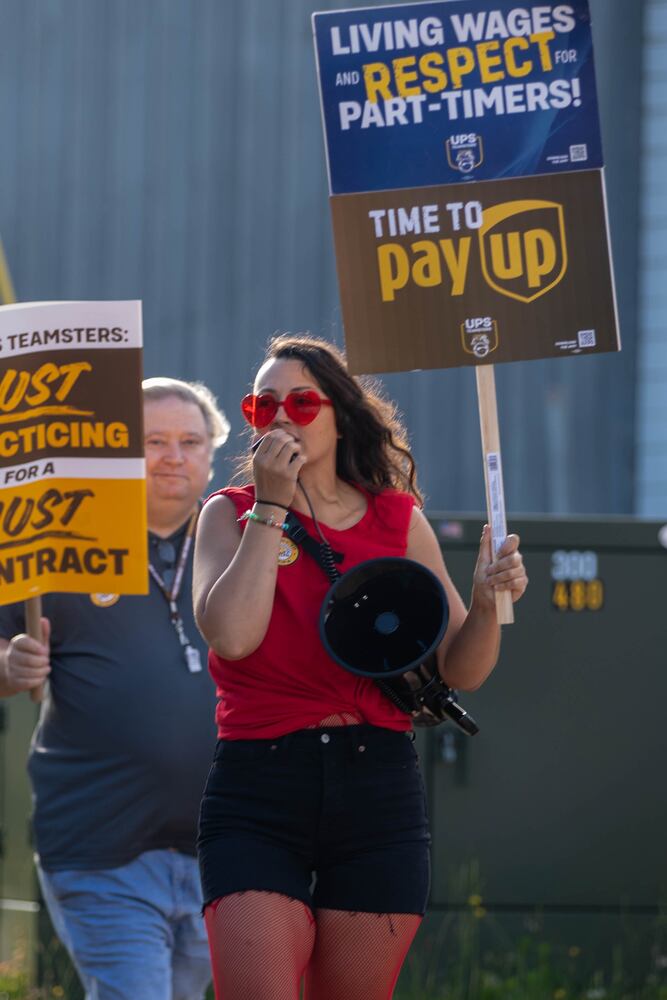 Teamsters turn up heat in UPS contract negotiations