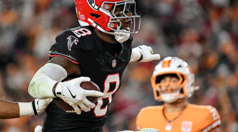 Atlanta Falcons tight end Kyle Pitts Sr. (8) celebrates his touchdown against the Tampa Bay Buccaneers during the first half of an NFL football game, Thursday, Dec. 11, 2025, in Tampa, Fla. (AP Photo/Jason Behnken)