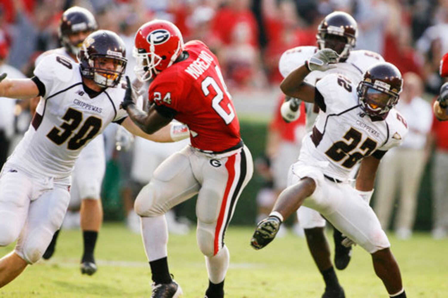 UGA's Knowshon Moreno leaps over Chippewa