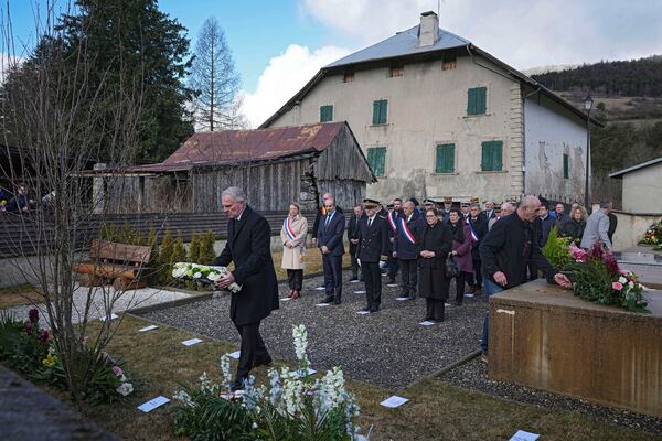 Lufthansa CEO Carsten Spohr lays flowers at the cemetery of Le Vernet, during a memorial ceremony marking 10 years after the Germanwings plane crash, Monday, March 24, 2025 in Le Vernet, southern France. (AP Photo/Laurent Cipriani)