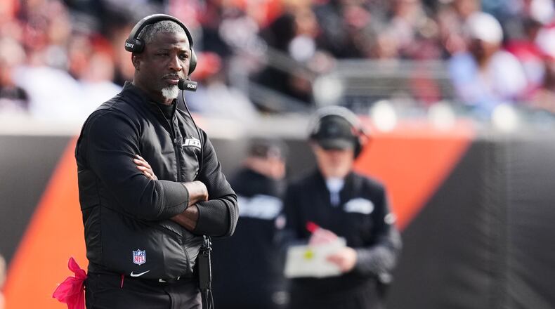 New York Jets head coach Aaron Glenn stands along the sideline during the second half of an NFL football game against the Cincinnati Bengals, Sunday, Oct. 26, 2025, in Cincinnati. (AP Photo/Jeff Dean)