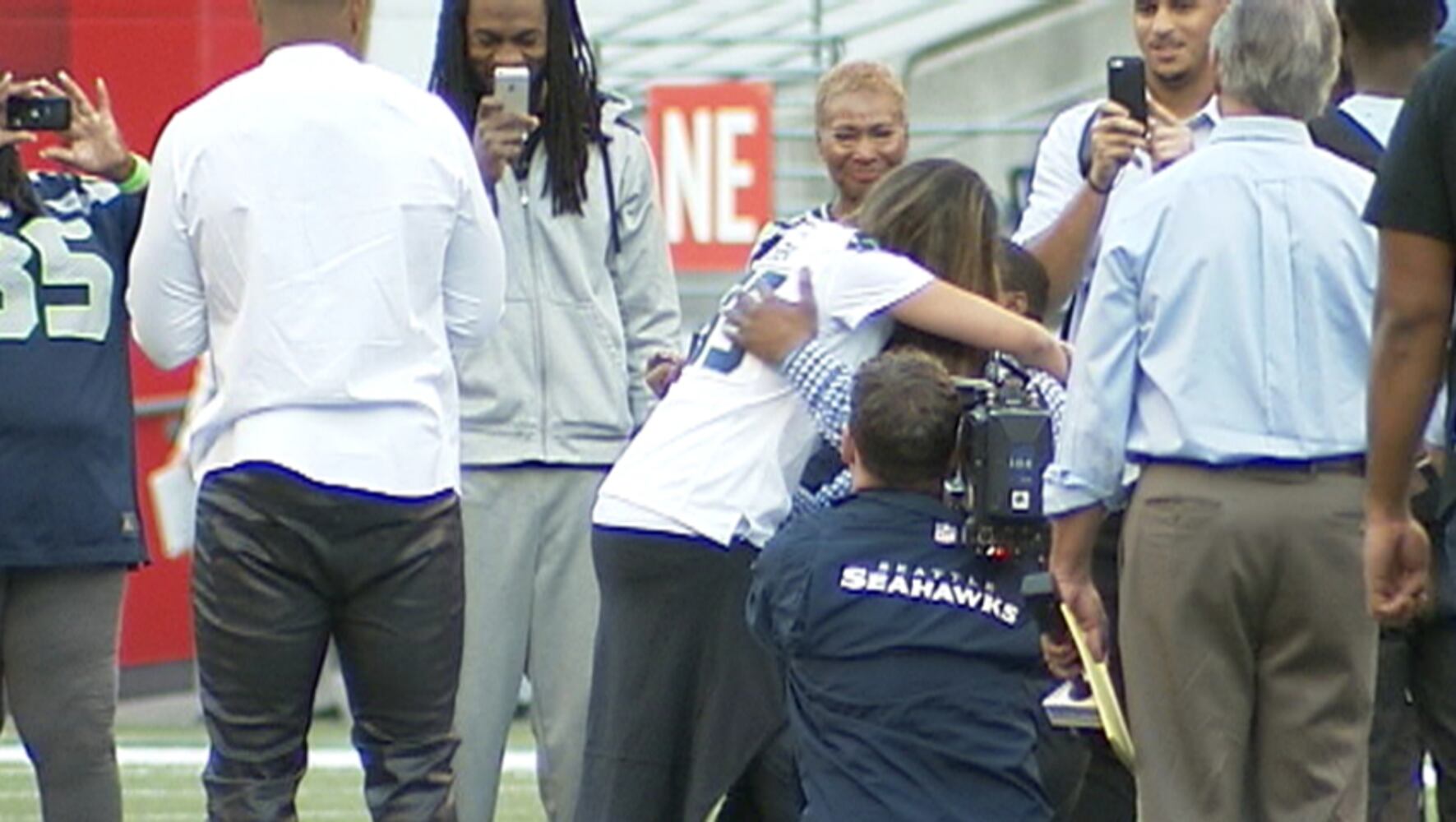 Seahawks CB DeShawn Shead proposes to girlfriend after game