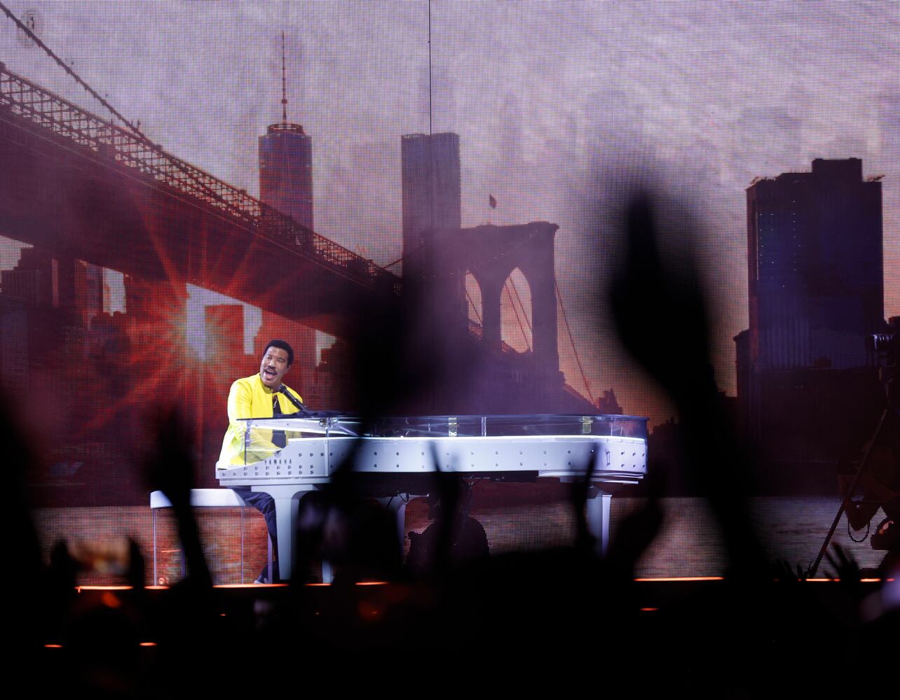 Lionel Richie and Earth, Wind & Fire perform
