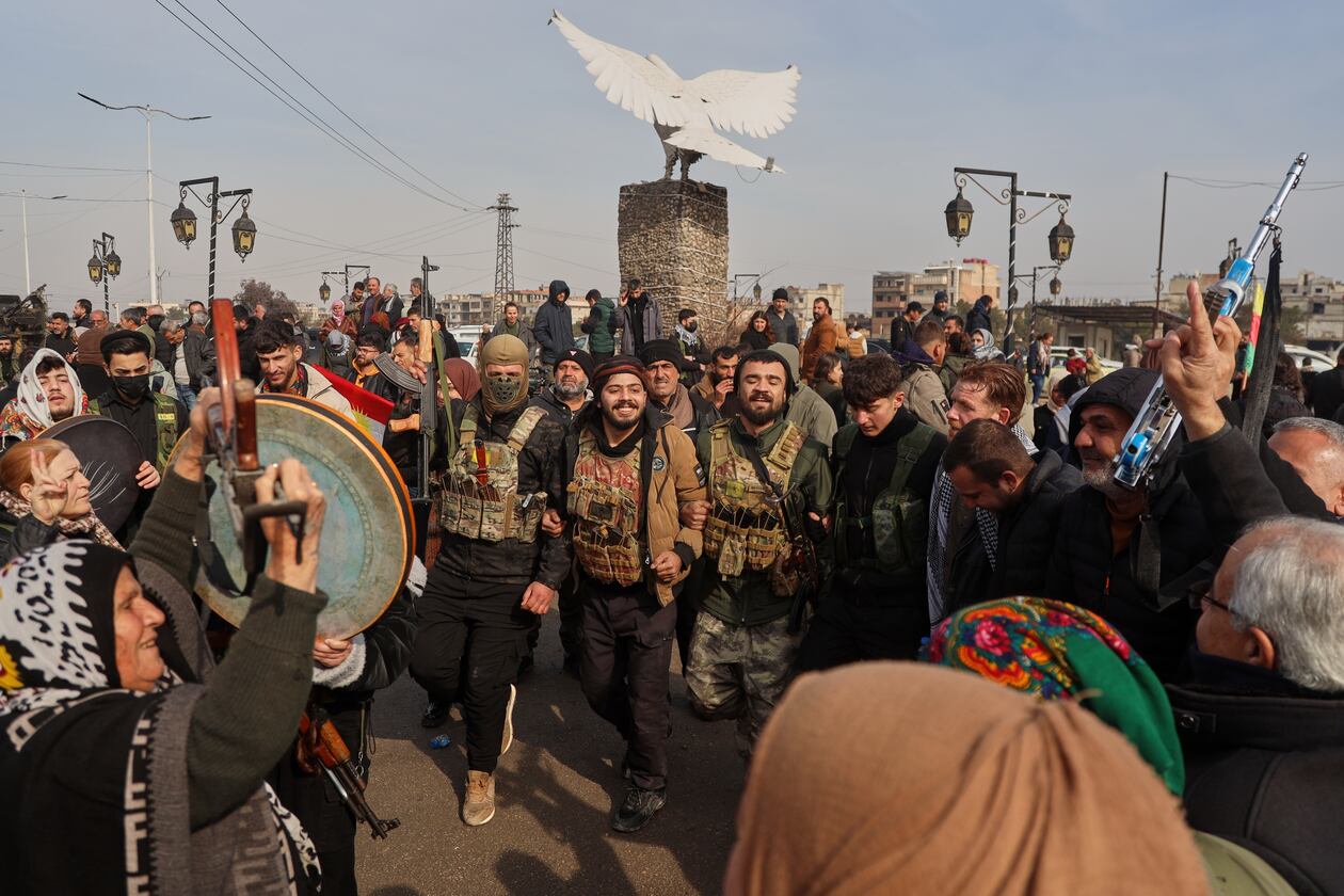 Kurdish fighters with the Syrian Democratic Forces (SDF) are cheered by local residents ahead of the end of a four-day truce with the Syrian government in Hassakeh, northeastern Syria, Saturday, Jan. 24, 2026. (AP Photo/Baderkhan Ahmad)