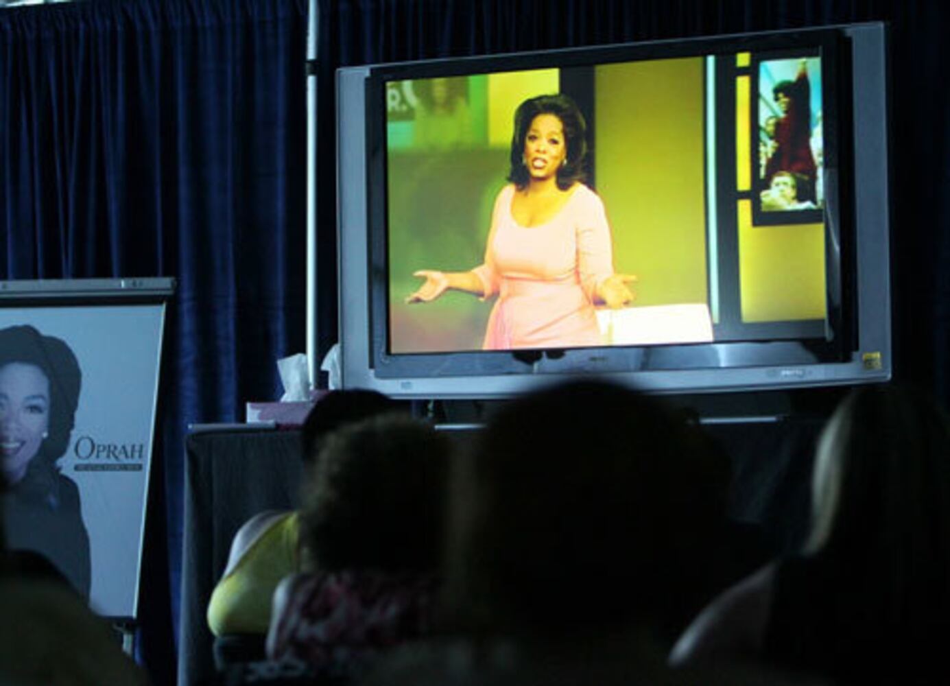 Fans attend early viewing of Oprah's farewell show