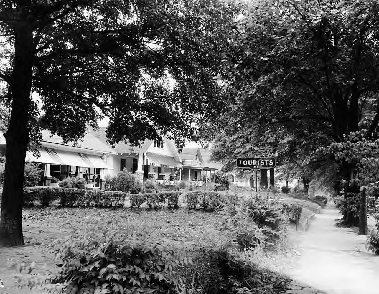 AJC Flashback Photos: Atlanta’s Stewart-Lakewood Shopping Center and Stewart Avenue