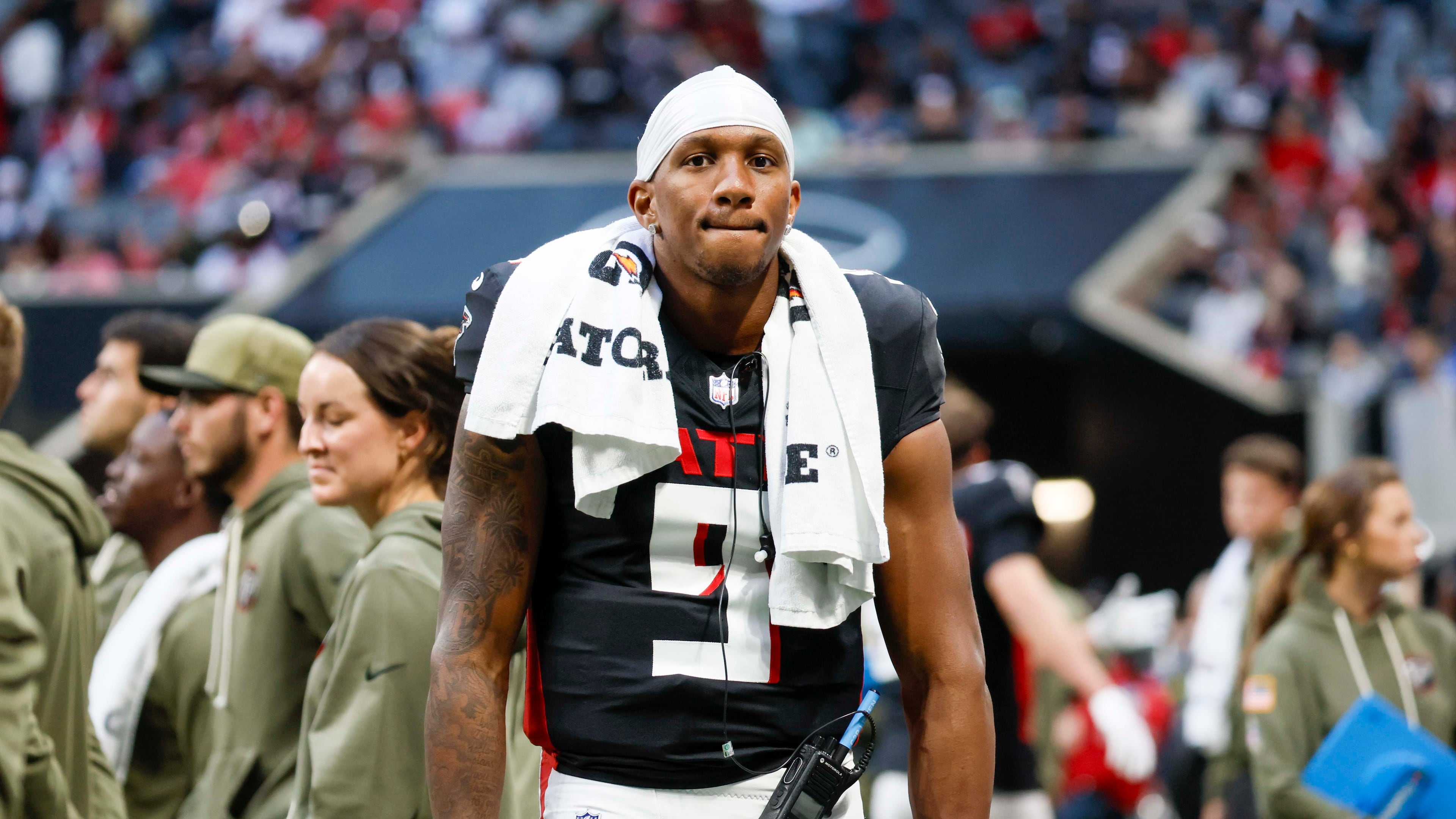 Atlanta Falcons quarterback Michael Penix Jr. (9) is seen on the sidelines after leaving the field with an apparent injury during the second half of an NFL game against the Carolina Panthers at Mercedes-Benz Stadium in Atlanta on Sunday, Nov. 16, 2025.
(Miguel Martinez/ AJC)