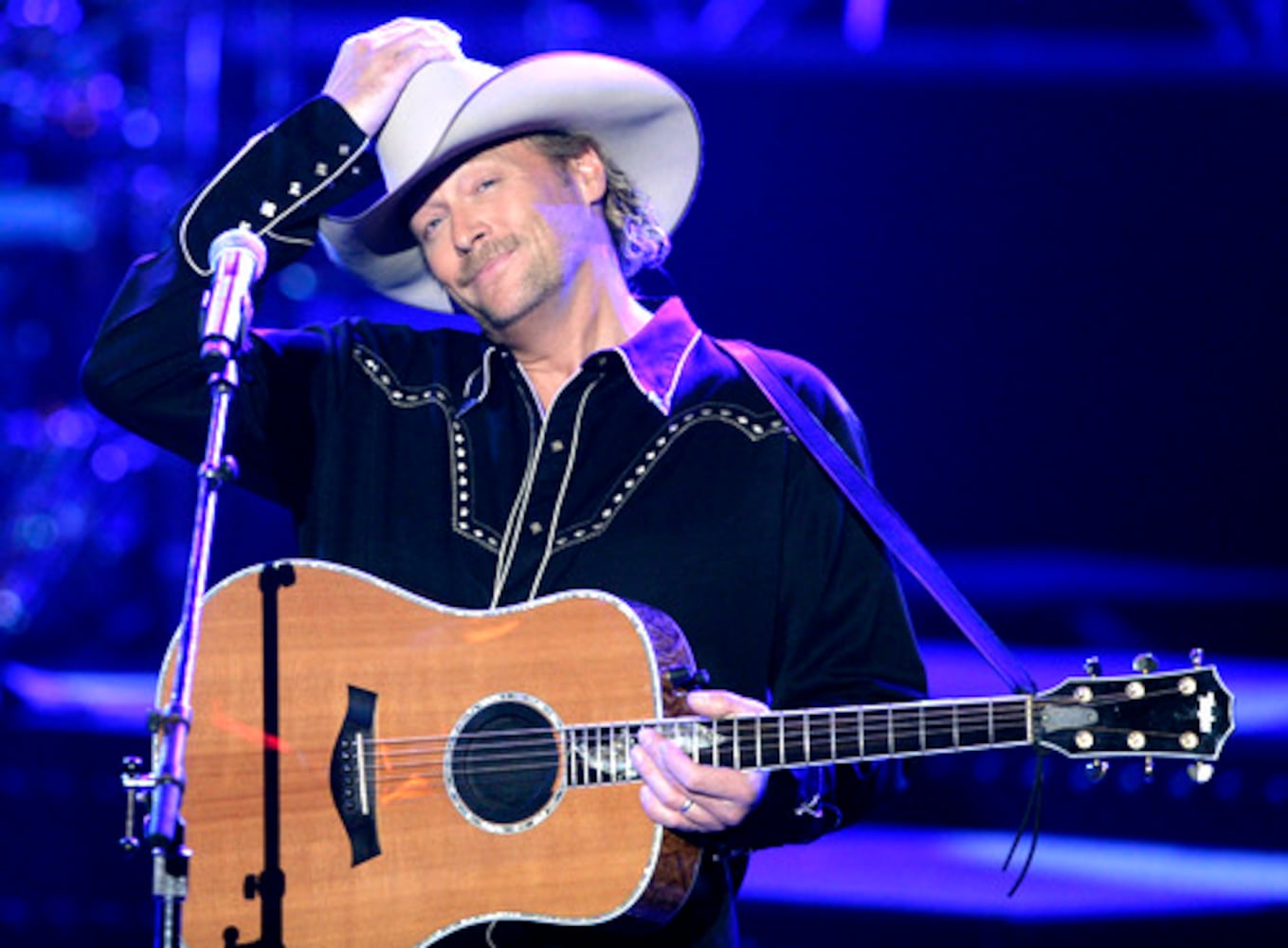 Hank Williams Jr. takes honors as 'CMT Giant'