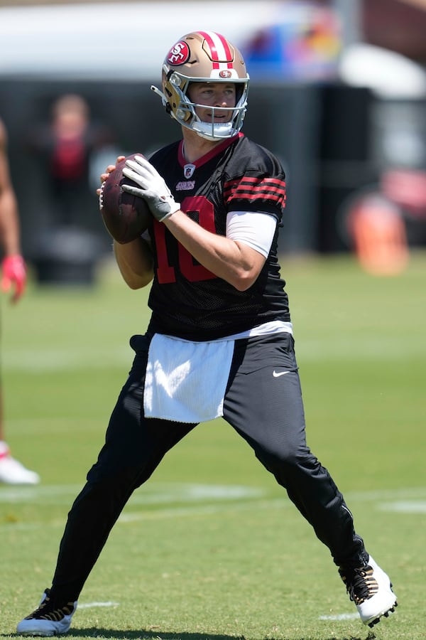 San Francisco 49ers quarterback Mac Jones (10) passes during NFL football practice Thursday, May 29, 2025, in Santa Clara, Calif. (AP Photo/Jeff Chiu)