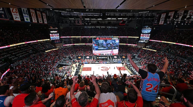 Hawks fans cheer for their team during the second half in Game 3. (Hyosub Shin / Hyosub.Shin@ajc.com)