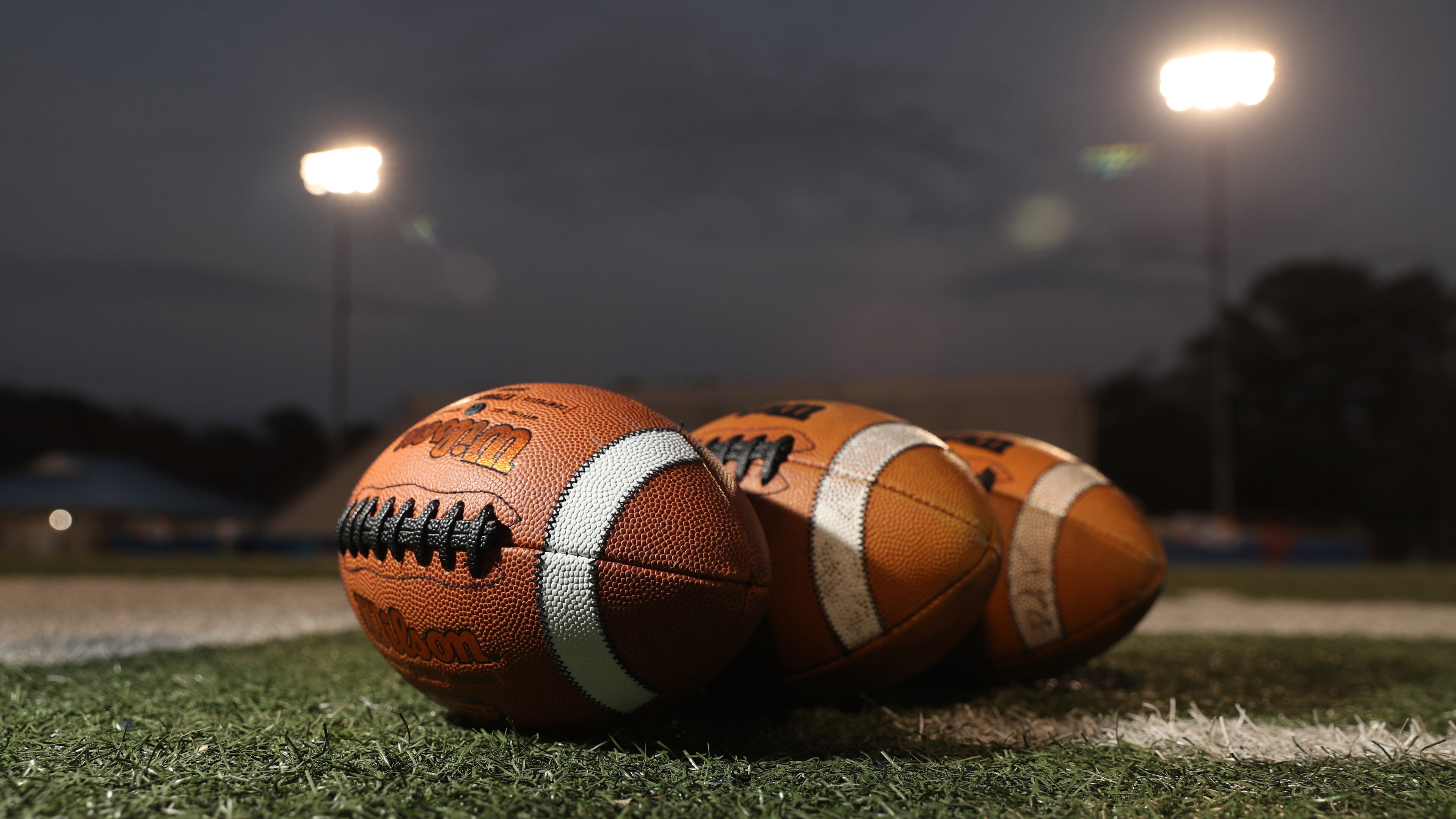 High school football. (Jason Getz/AJC)