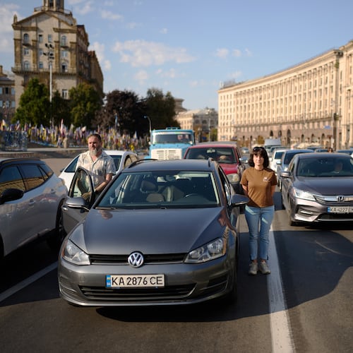 People observe a daily nationwide minute of silence in memory of soldiers killed in the war with Russia, in Kyiv, Monday, Aug. 18, 2026. (AP Photo/Francisco Seco)