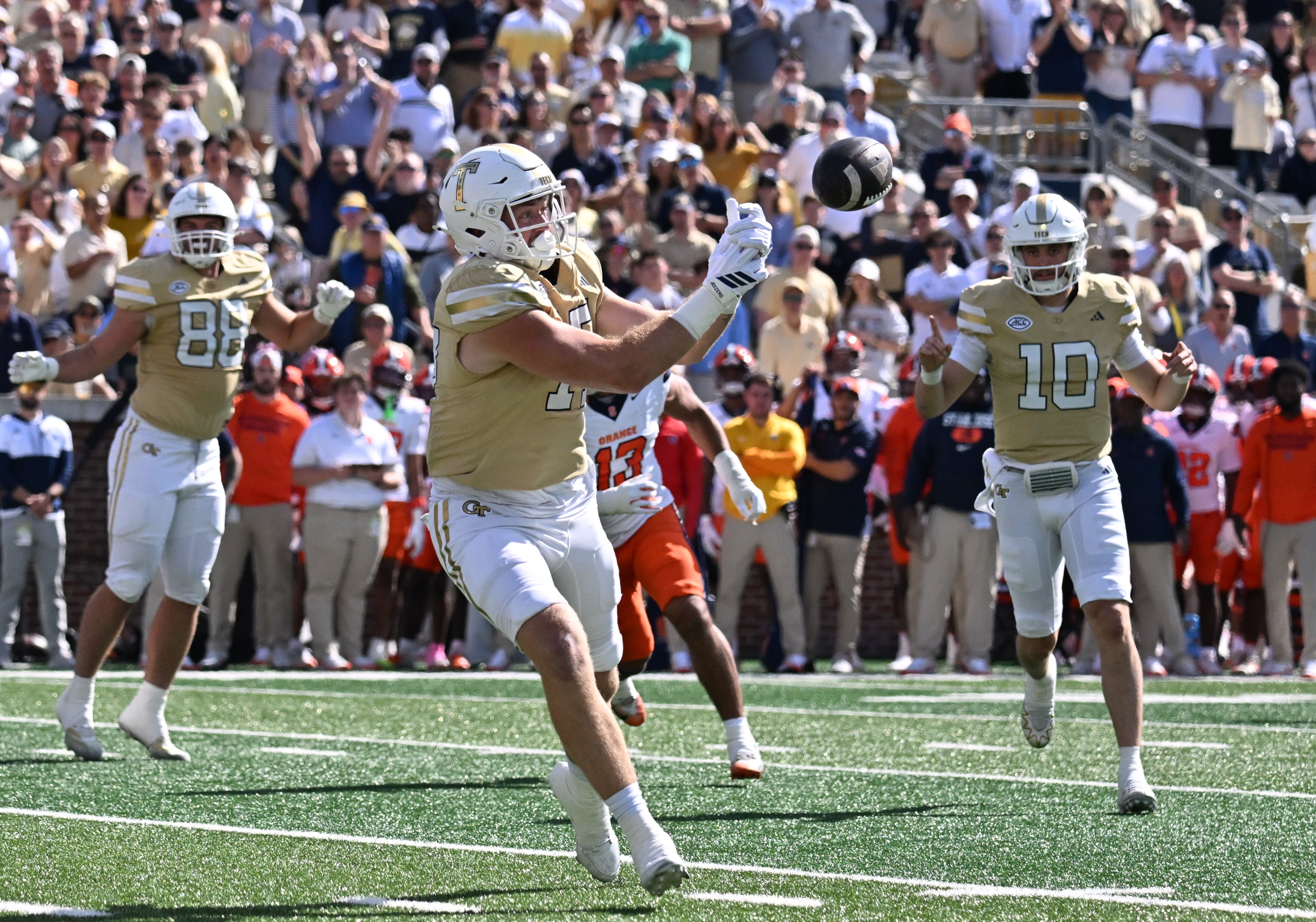Georgia Tech tight end Josh Beetham (17) can’t catch a pass during the first half of an NCAA college football game at Bobby Dodd Stadium, Saturday, October 25, 2025 in Atlanta. (Hyosub Shin / AJC)