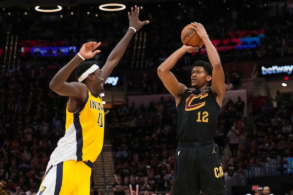 Cleveland Cavaliers forward De'Andre Hunter, right, shoots as Indiana Pacers forward Pascal Siakam defends during the second half in Game 5 of an Eastern Conference semifinal NBA basketball playoff Tuesday, May 13, 2025, in Cleveland. (AP Photo/Sue Ogrocki)