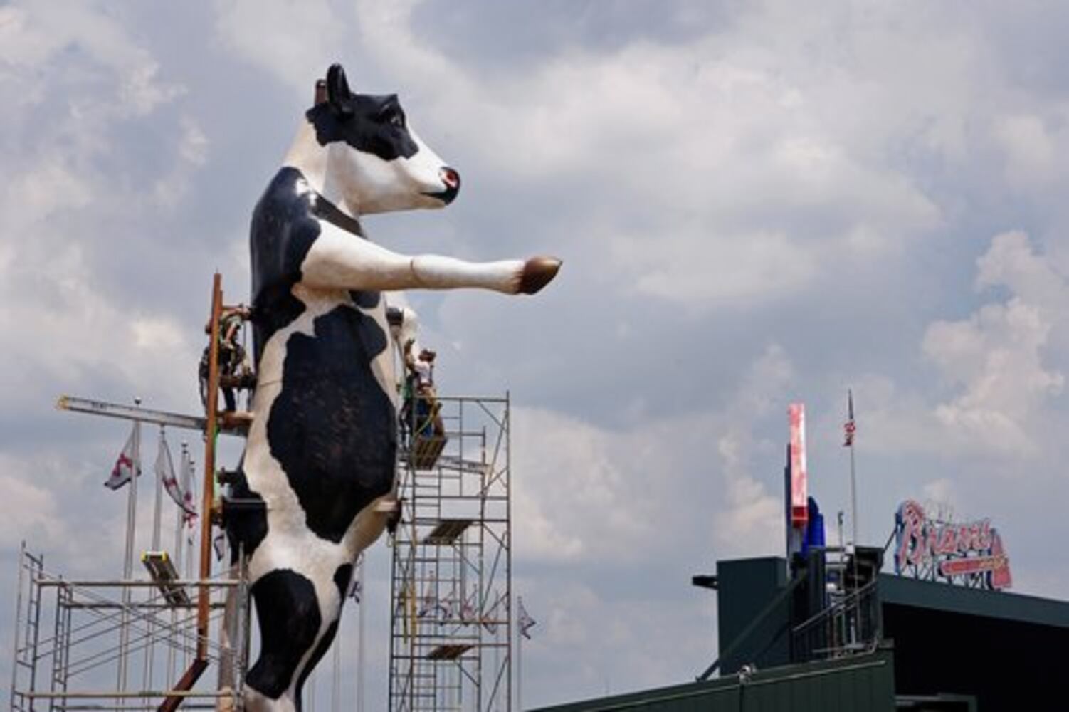 Turner Field cow does tomahawk chop!