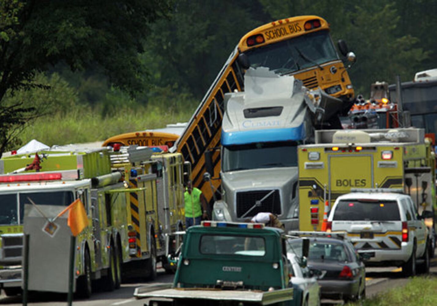 2 dead, dozens hurt in Missouri bus crash
