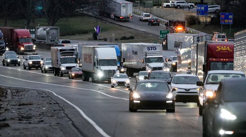 Traffic begins to flow after road crews temporarily closed the I-285 South ramp to I-85 to remove an overhead sign damaged in an overnight crash on Wednesday, Jan. 14, 2026. (Ben Hendren for the AJC)