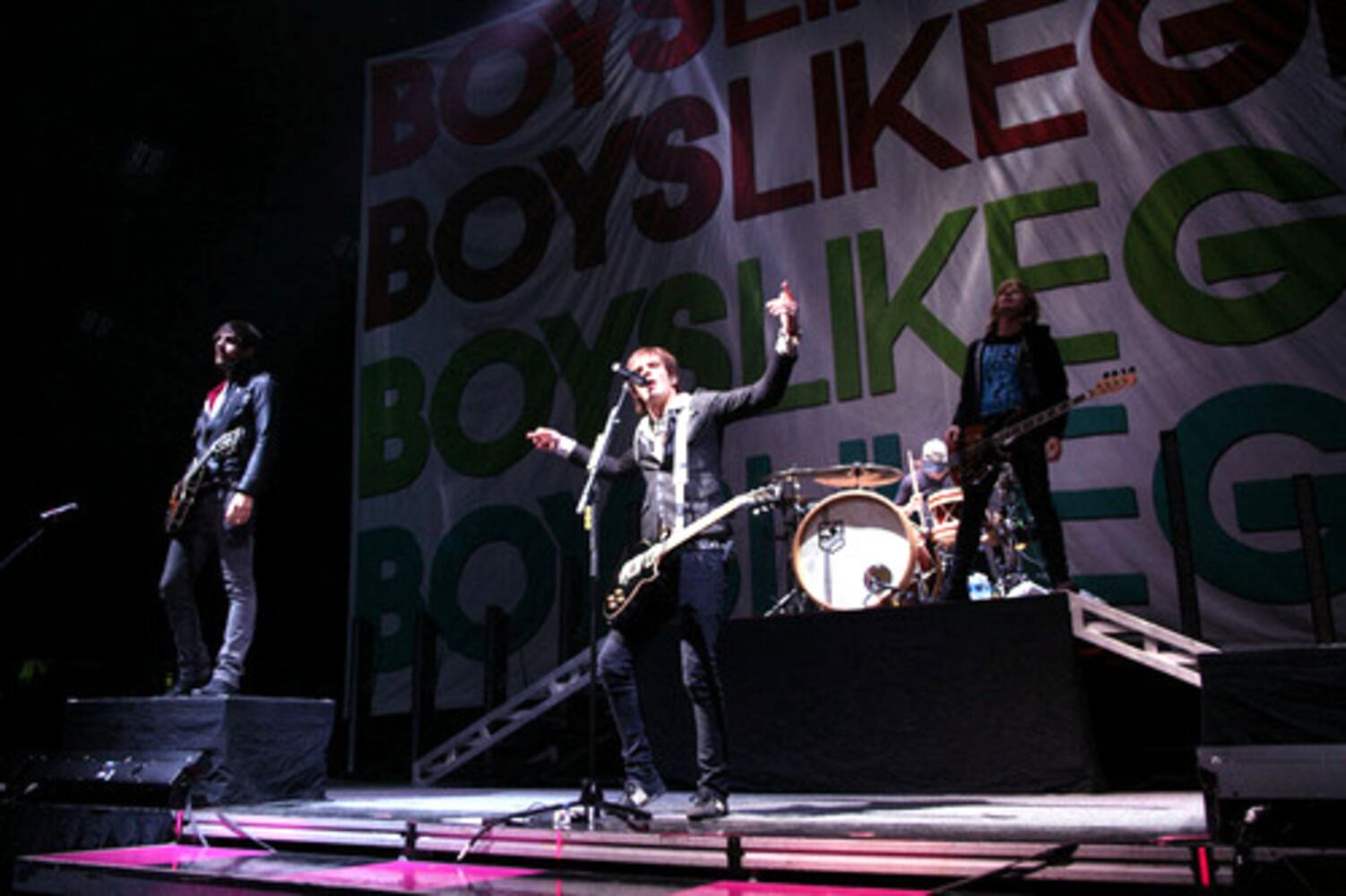 Avril Lavigne, Boys Like Girls play Philips