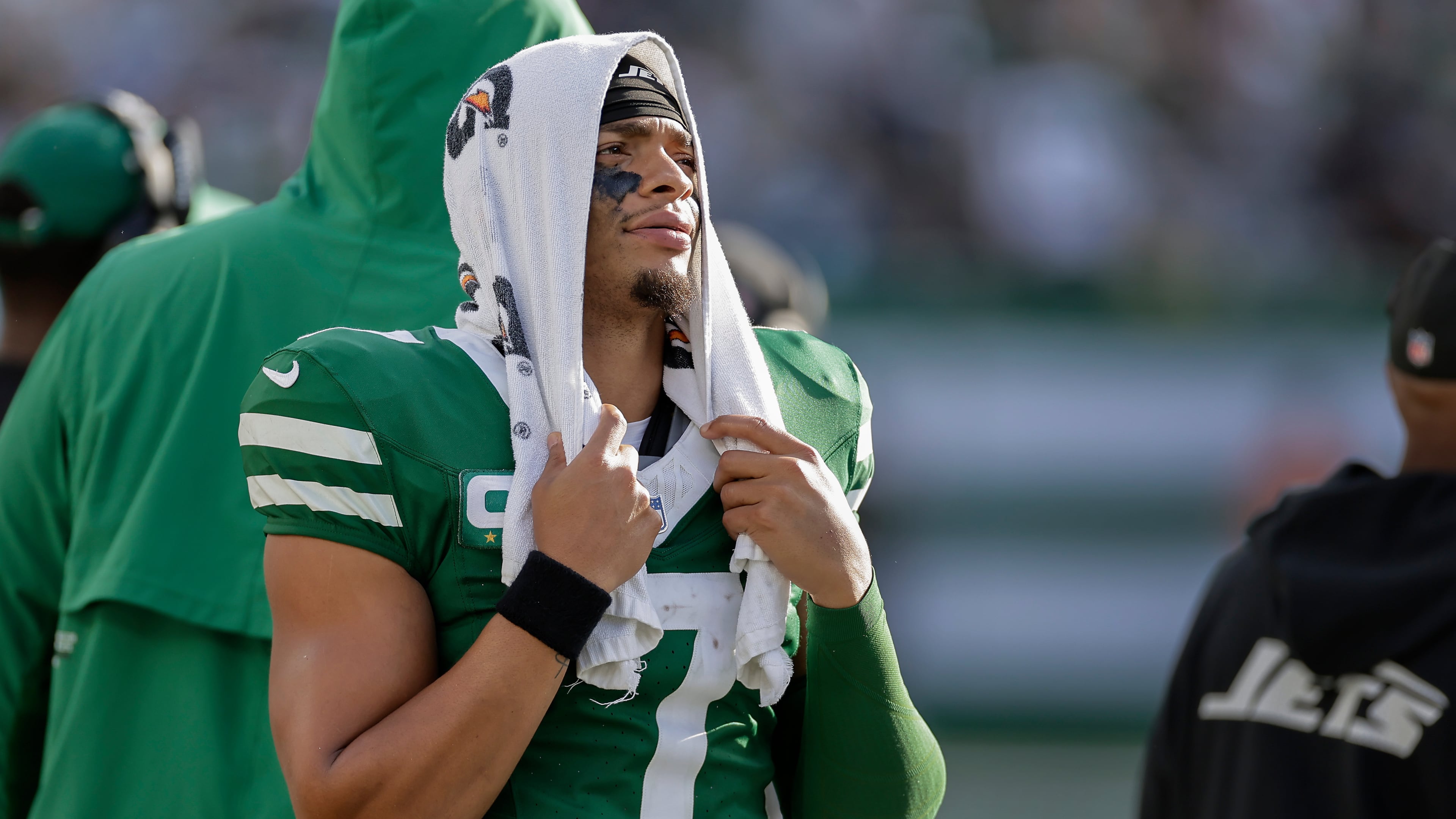 New York Jets quarterback Justin Fields (7) watches from the sidelines during the fourth quarter of an NFL football game against the Carolina Panthers, Sunday, Oct. 19, 2025, in East Rutherford, N.J. (AP Photo/Adam Hunger)