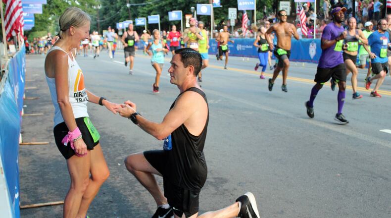 Izzy Gould proposes to Angie Frames at the 2018 Atlanta Journal-Constitution Peachtree Road Race.
