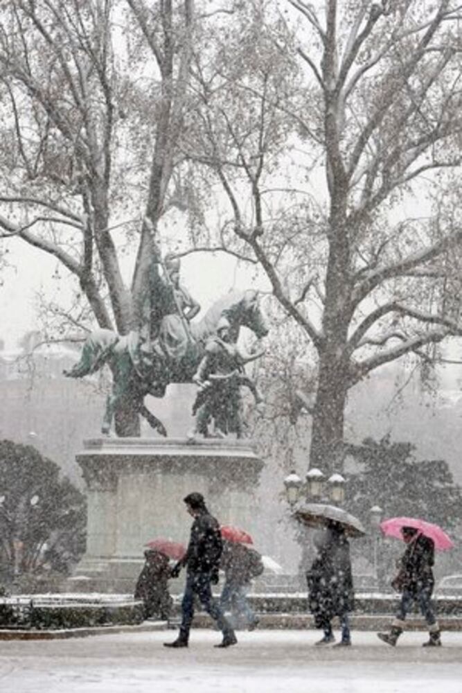 Snow shuts Paris airport, Eiffel Tower