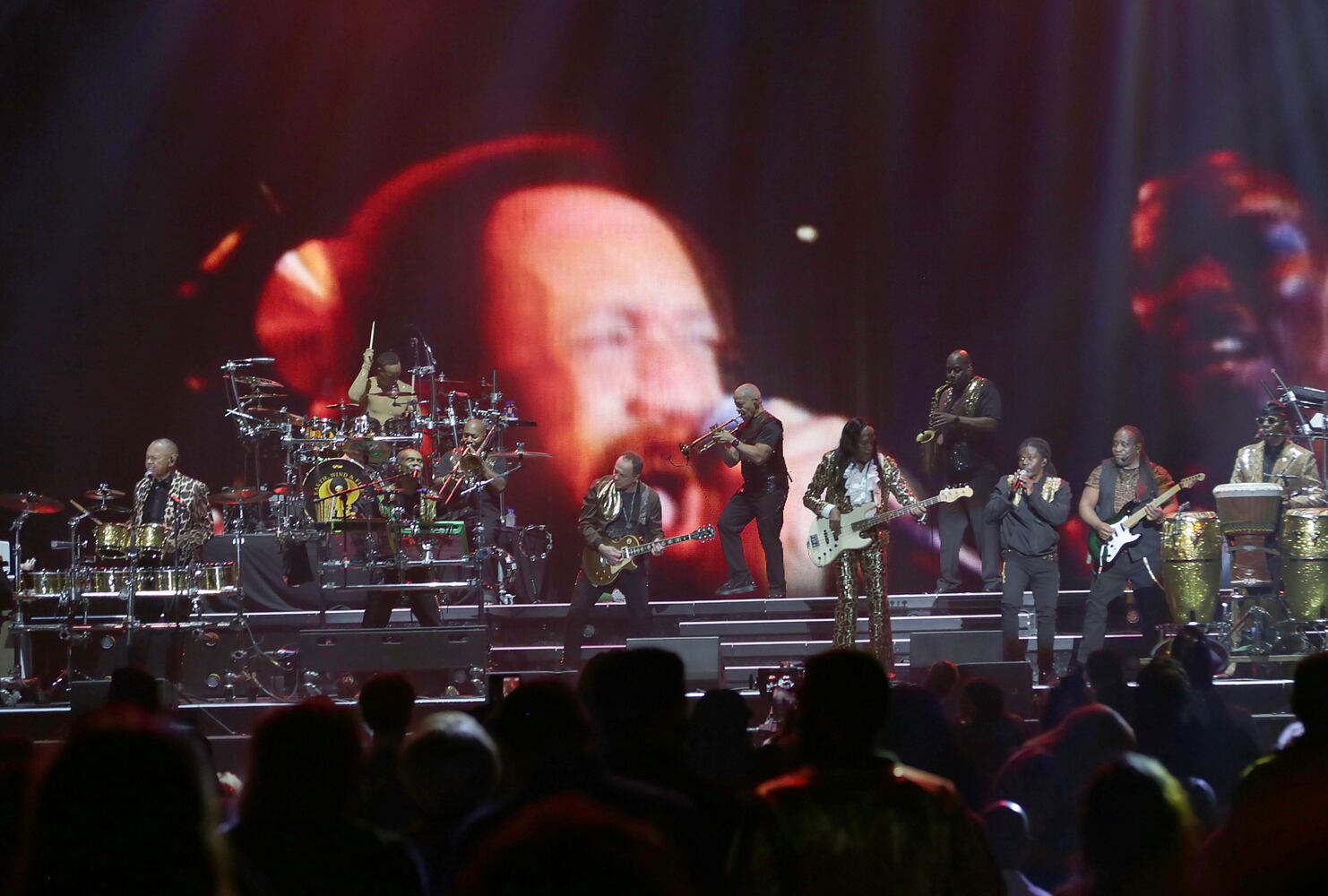 Lionel Richie and Earth, Wind & Fire perform