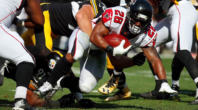 PITTSBURGH, PA - AUGUST 20: Terron Ward #28 of the Atlanta Falcons rushes against the Pittsburgh Steelers during a preseason game at Heinz Field on August 20, 2017 in Pittsburgh, Pennsylvania. (Photo by Justin K. Aller/Getty Images)