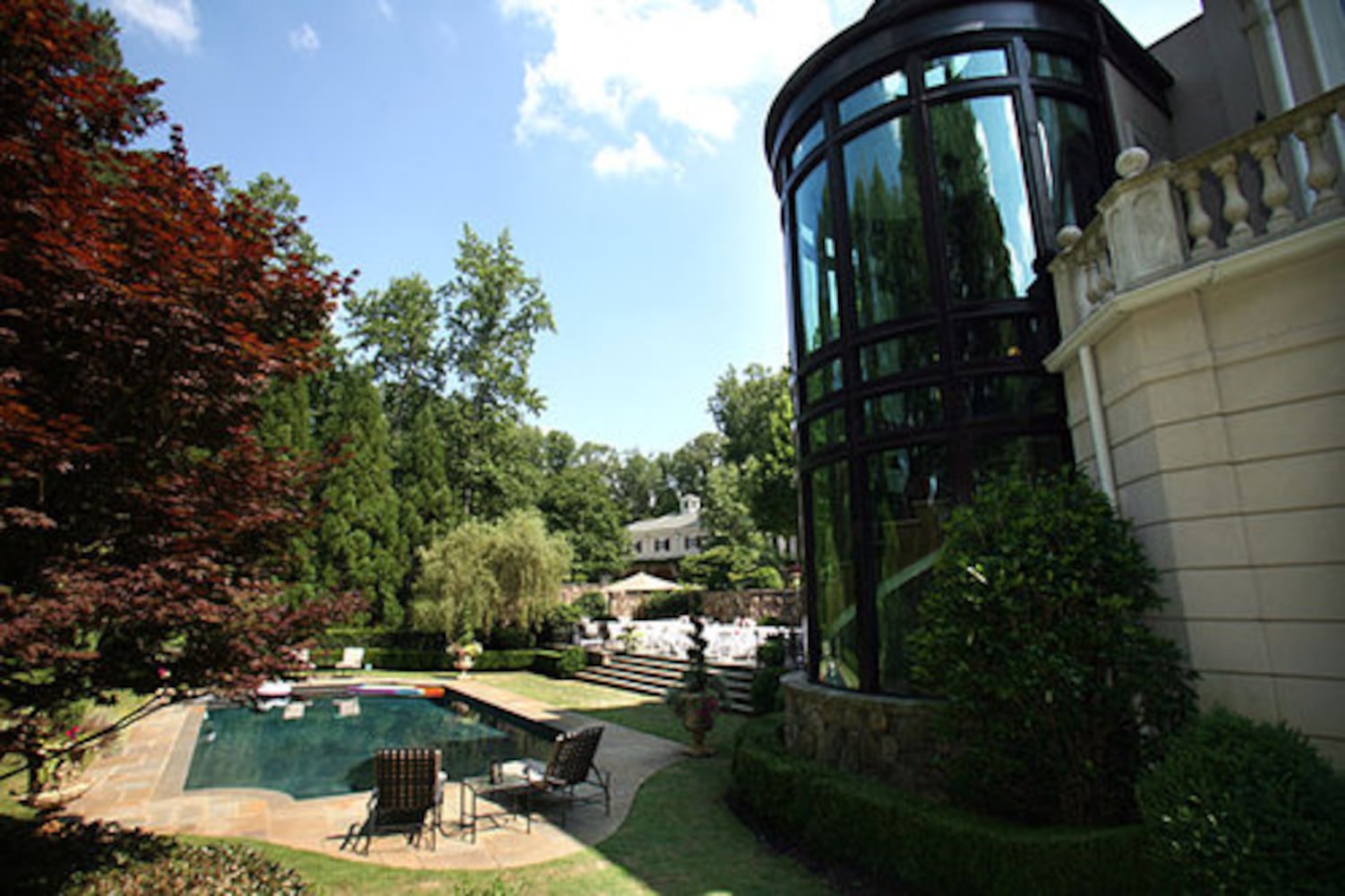 Architect ties European estate to setting near Athens